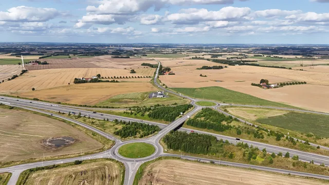 Stunning aerial view of a Danish countryside with fields and roundabout under a sunny sky. Hvilke offentlige statistikker understøtter regionale oversigter?