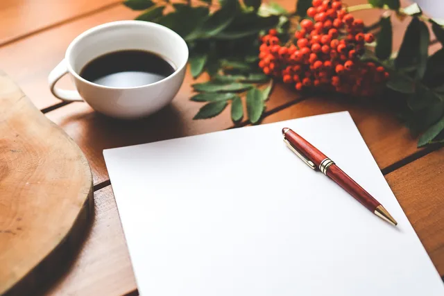 blank, papir, pen, kaffekop, kaffe, arbejde, arbejder, skrivebord, træbord, side, bemærk, blank side, tomt papir, hvid, kop, arbejdsområde, arbejdsplads. Sammenlign virksomheder i to byer med offentlige data